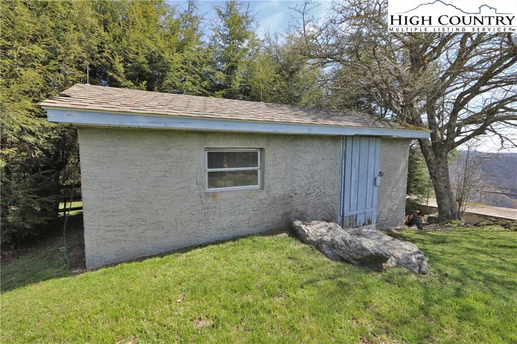 Image number 17 for the current listing