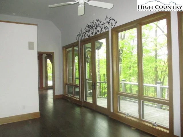Image number 9 for the current listing