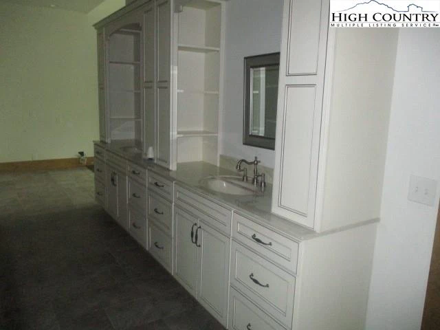 Image number 7 for the current listing