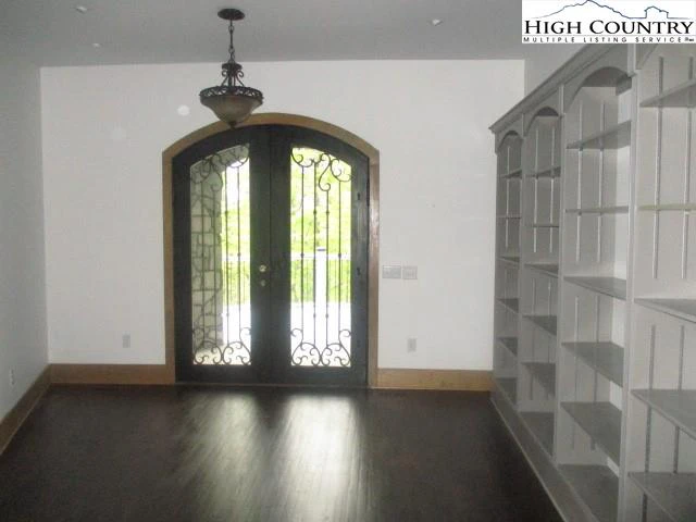Image number 16 for the current listing
