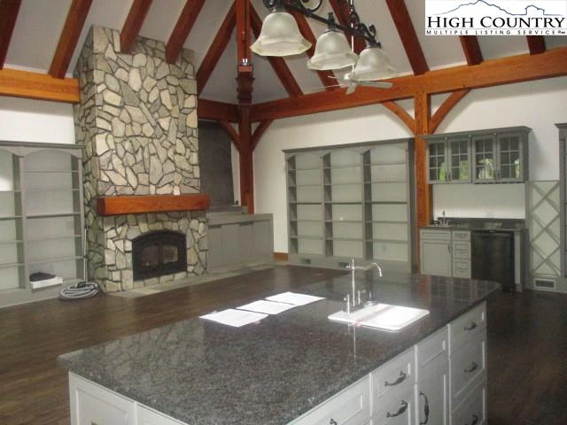 Image number 14 for the current listing