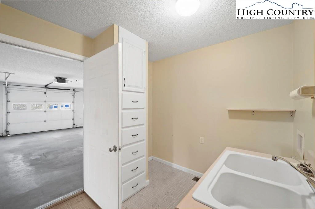 Image number 19 for the current listing