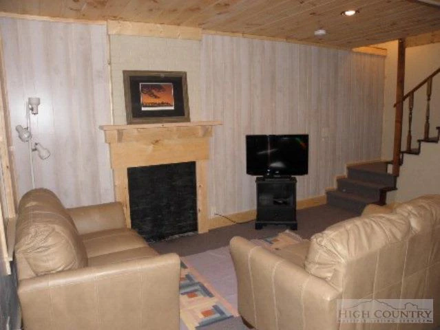 Image number 17 for the current listing