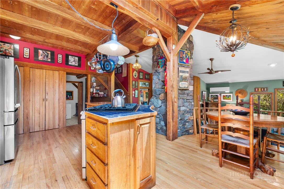 Image number 11 for the current listing