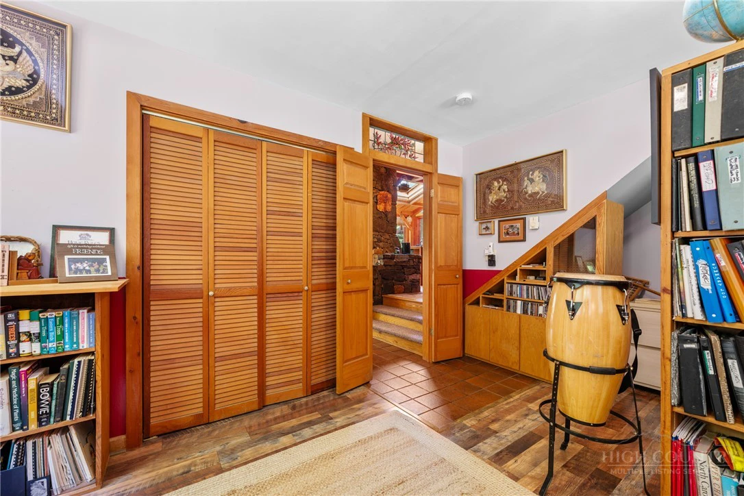 Image number 14 for the current listing