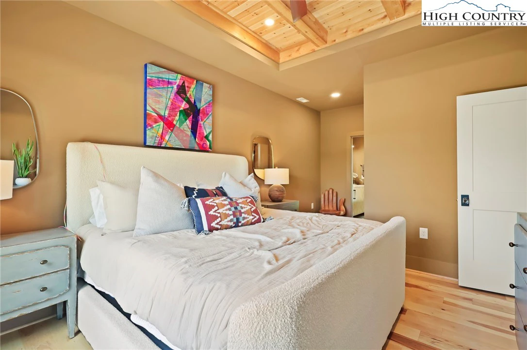 Image number 3 for the current listing