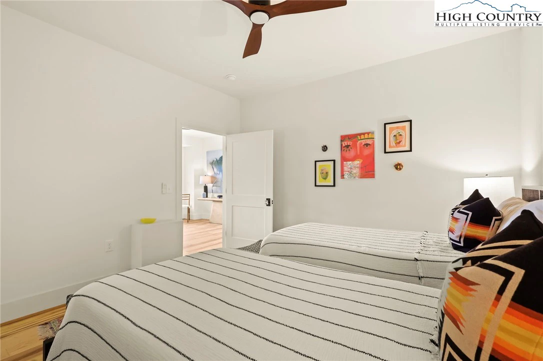 Image number 5 for the current listing