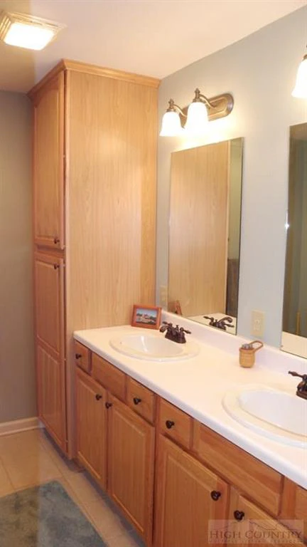 Image number 22 for the current listing