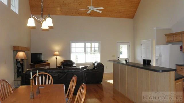 Image number 4 for the current listing