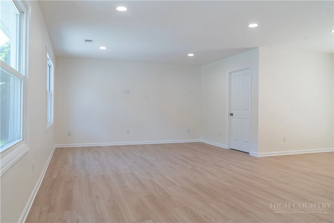Image number 6 for the current listing