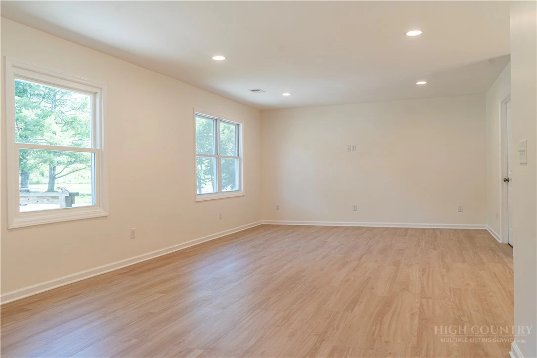 Image number 7 for the current listing