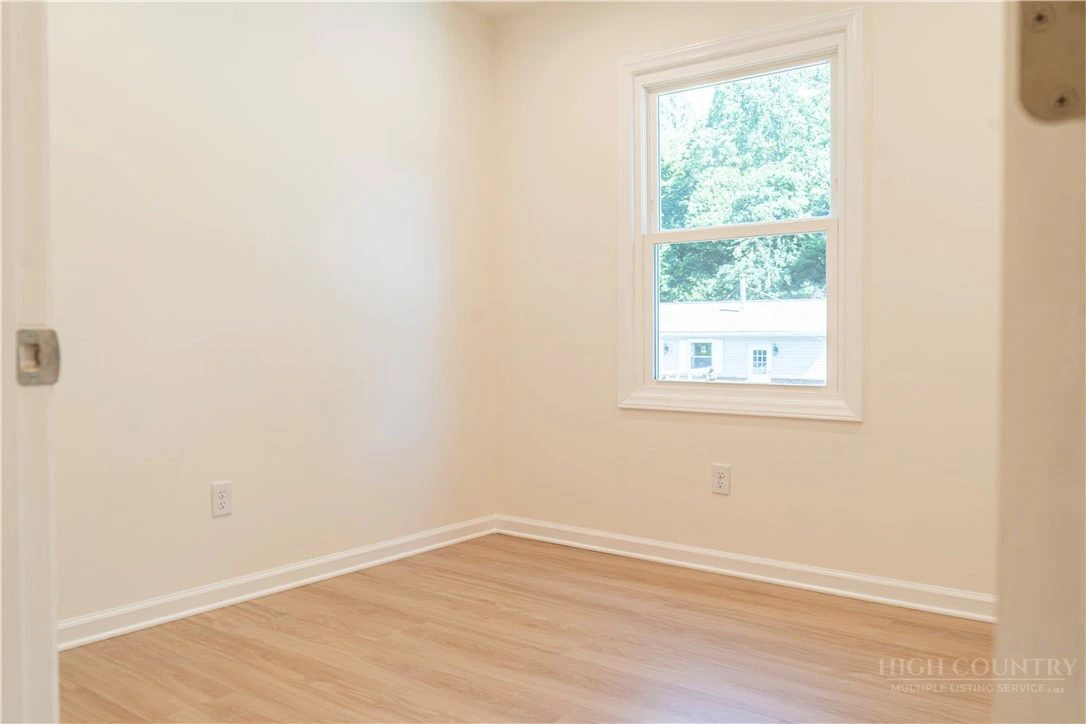 Image number 13 for the current listing