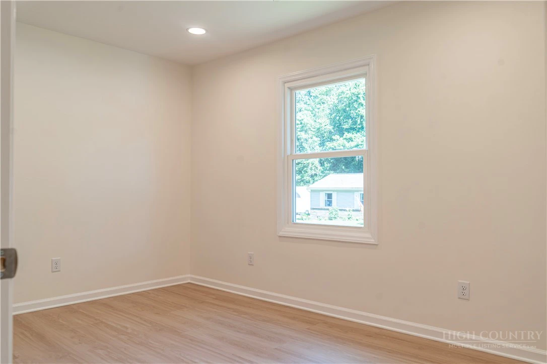 Image number 18 for the current listing