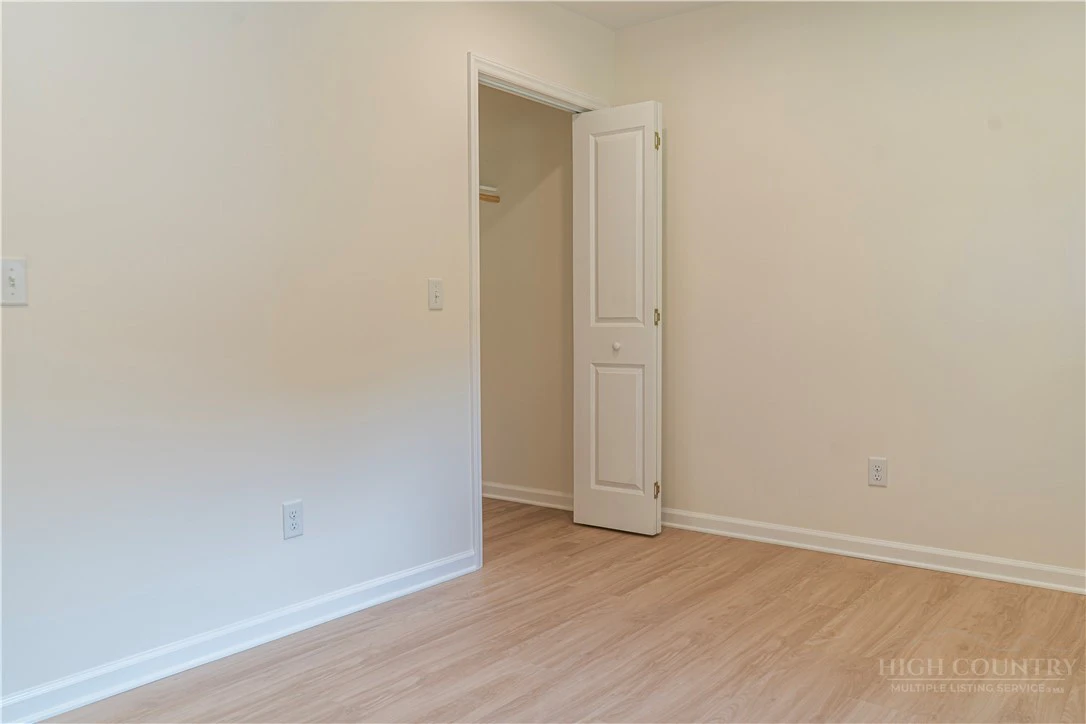Image number 19 for the current listing