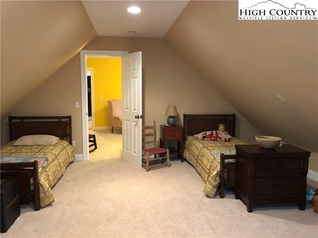 Image number 13 for the current listing