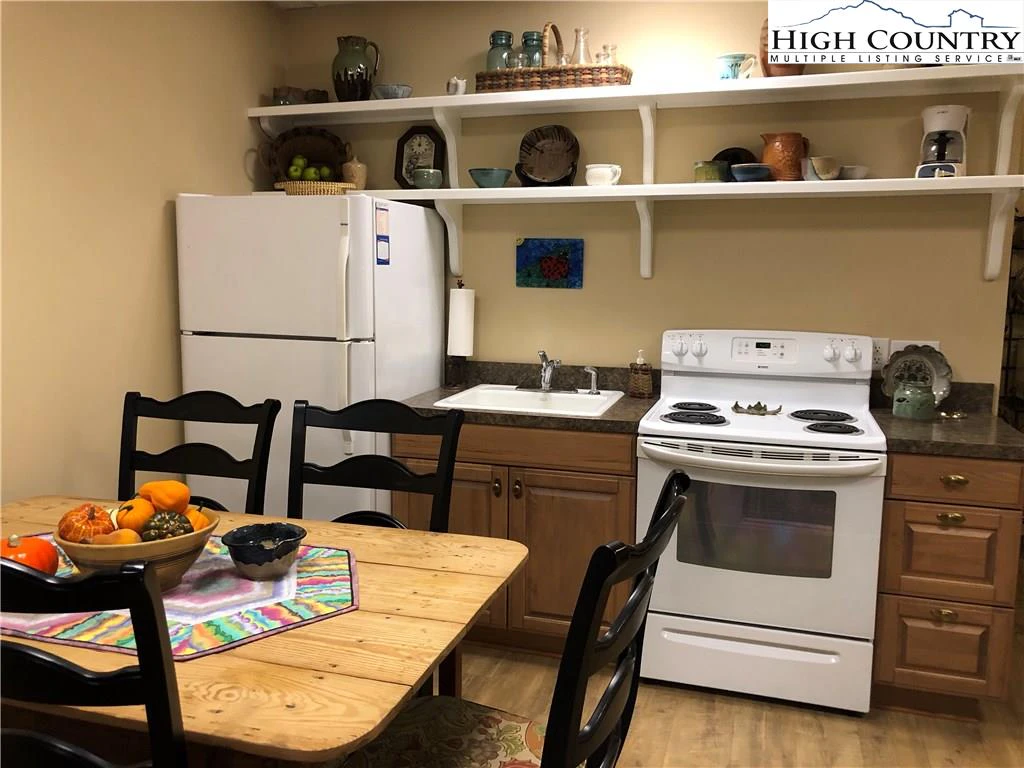 Image number 3 for the current listing