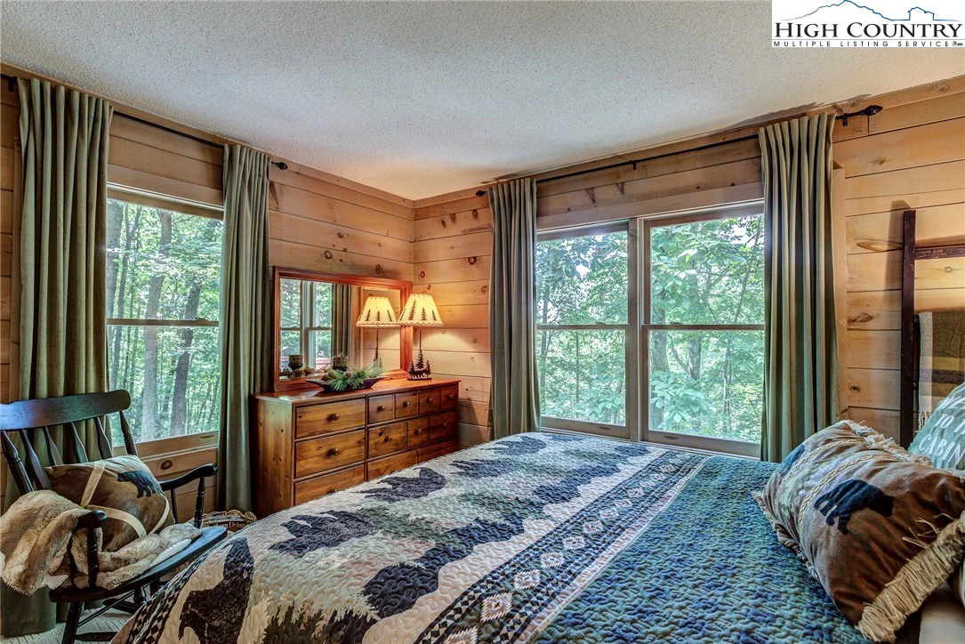 Image number 19 for the current listing
