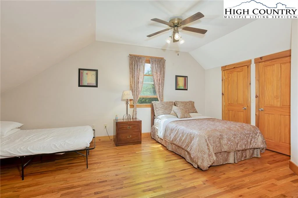 Image number 3 for the current listing