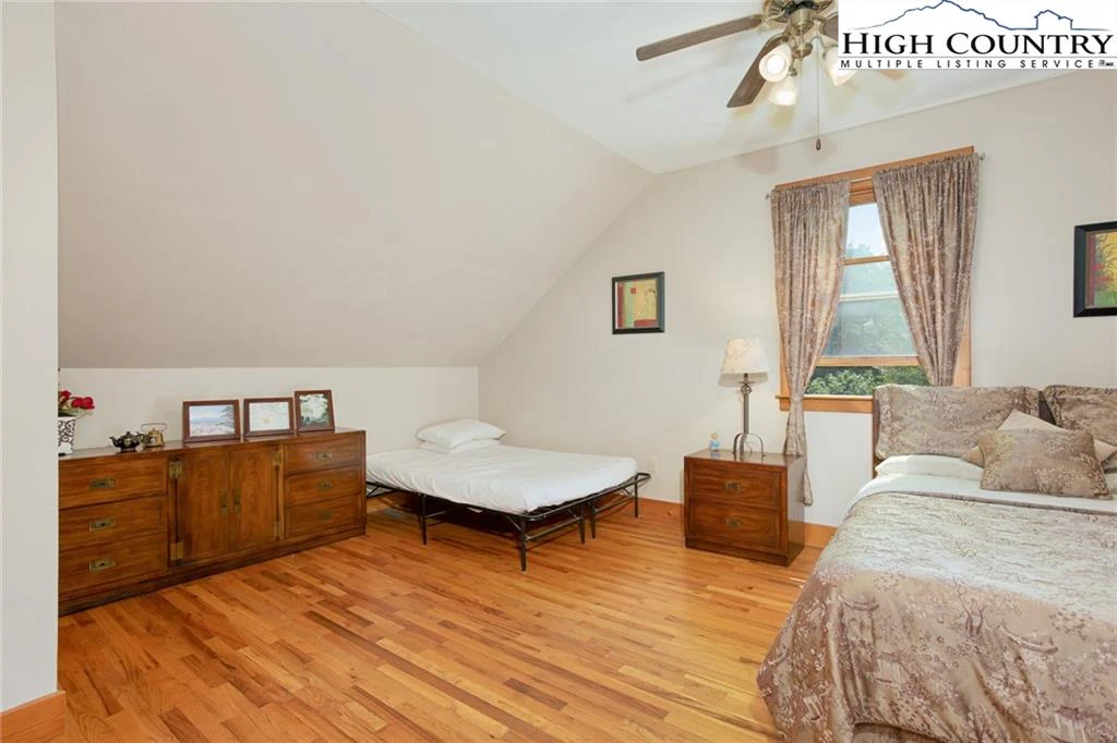 Image number 4 for the current listing