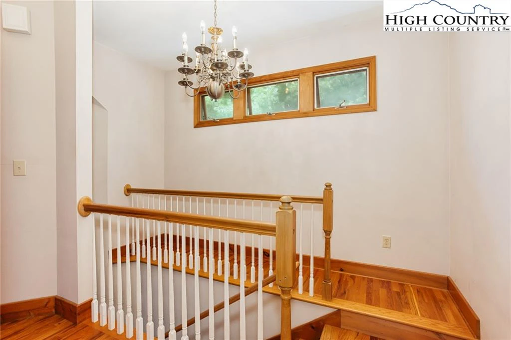 Image number 5 for the current listing