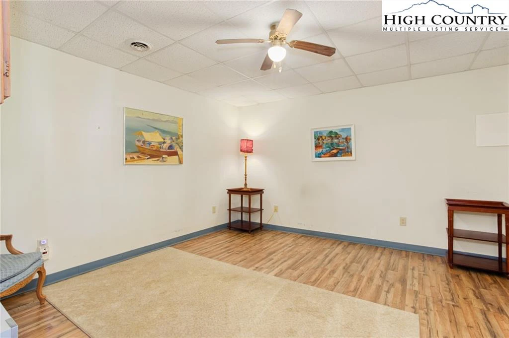 Image number 9 for the current listing
