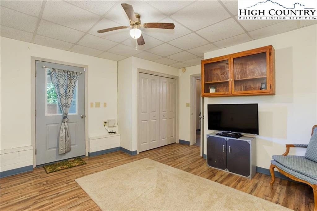 Image number 2 for the current listing