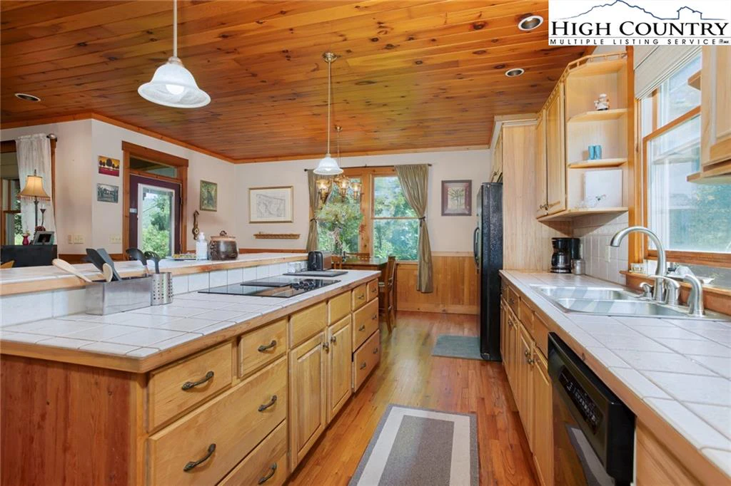 Image number 19 for the current listing