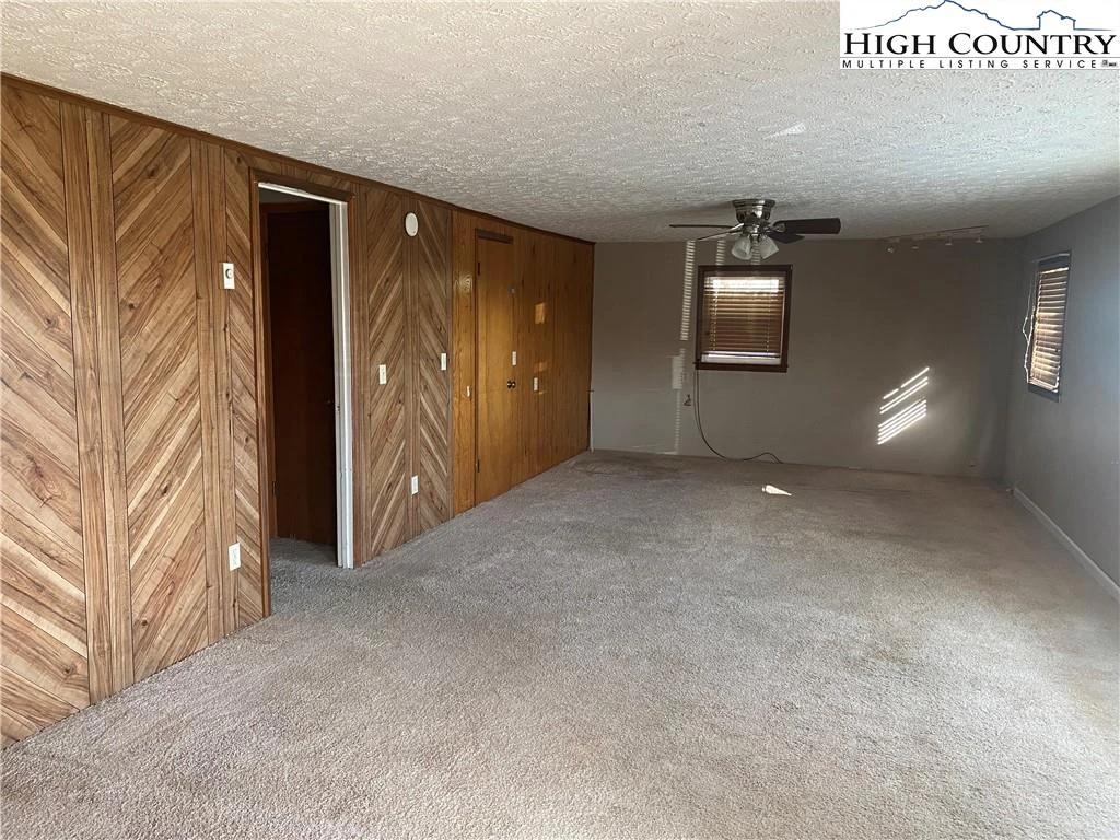 Image number 19 for the current listing