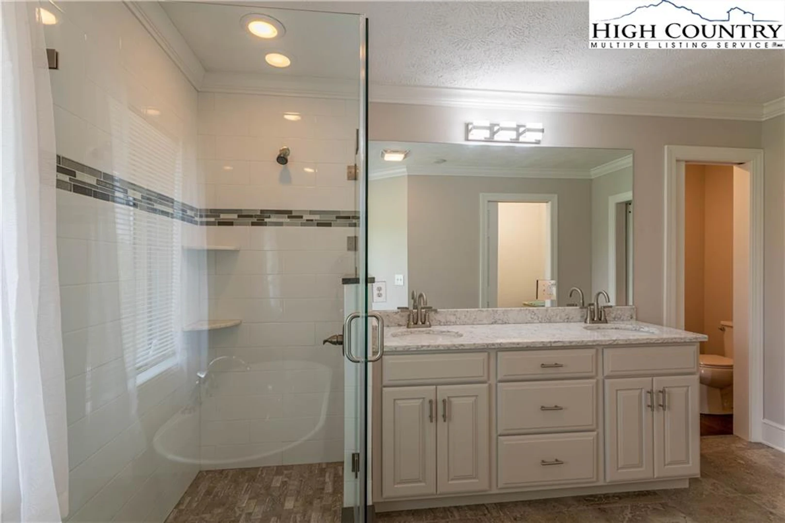 Image number 3 for the current listing