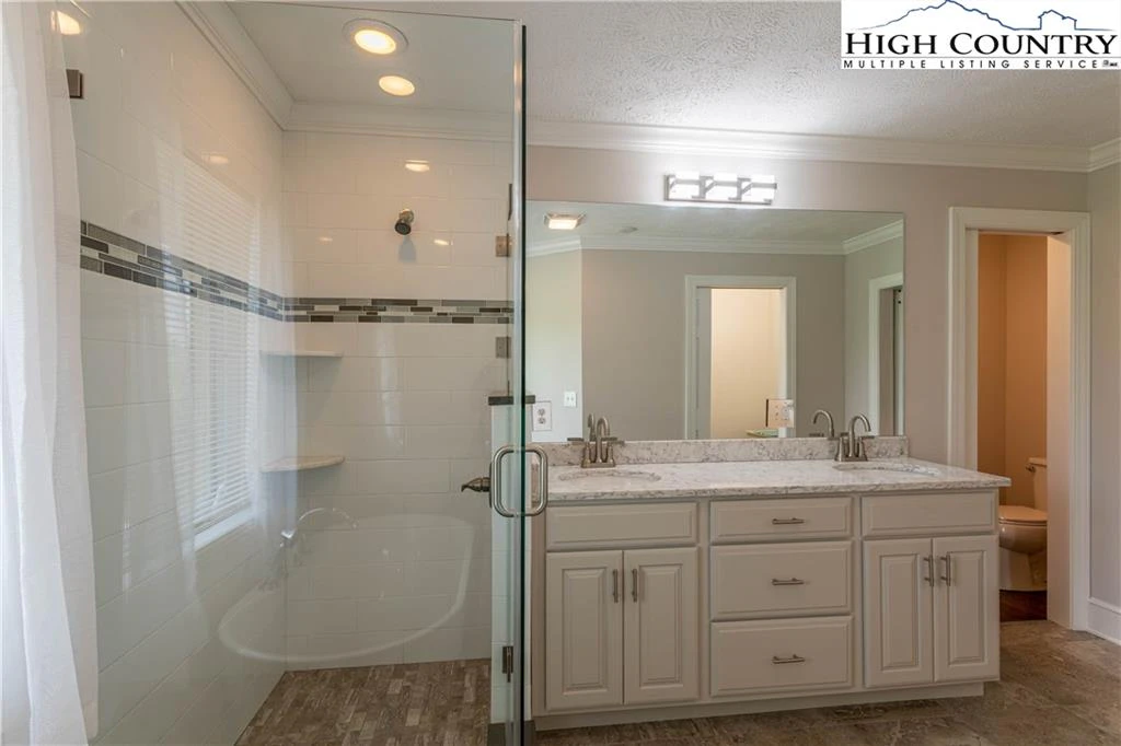 Image number 3 for the current listing