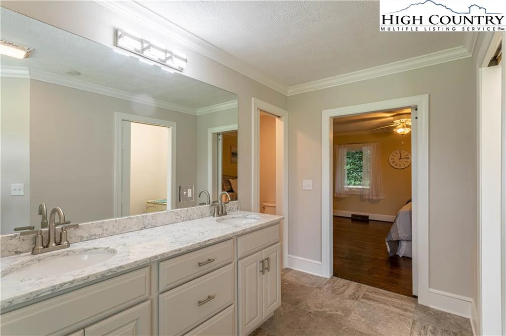 Image number 4 for the current listing