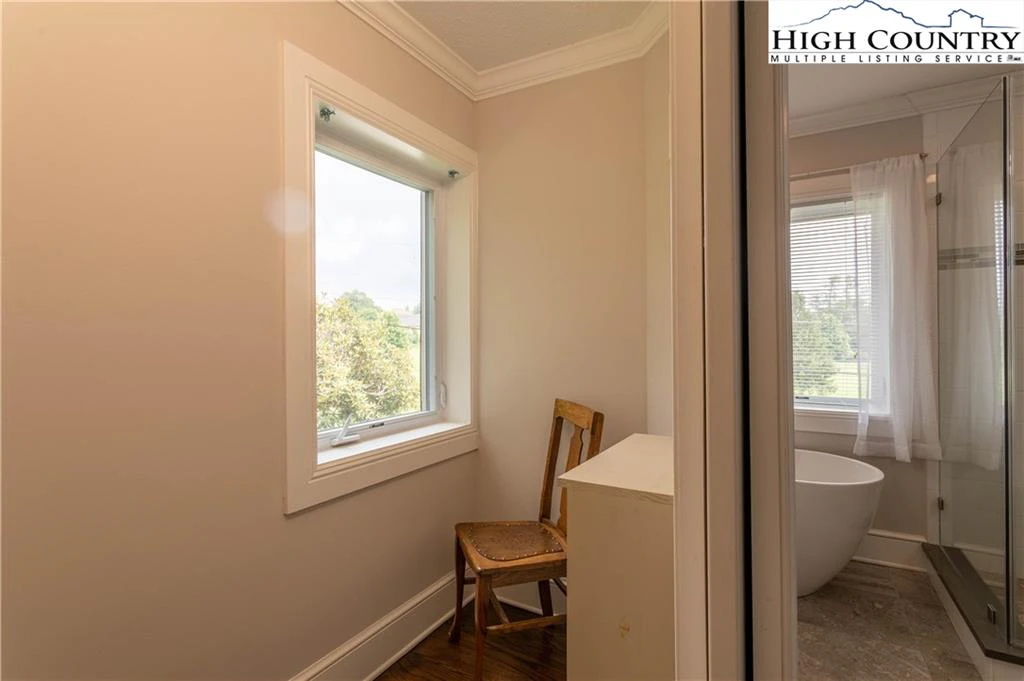 Image number 5 for the current listing