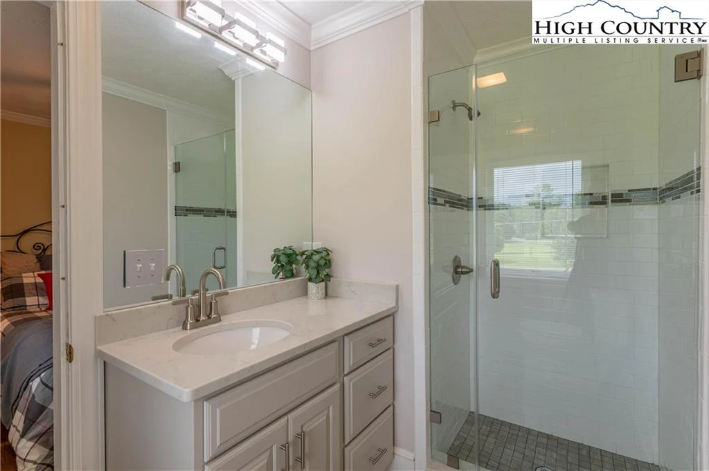 Image number 8 for the current listing