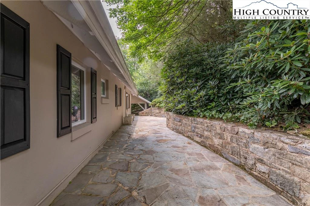 Image number 11 for the current listing