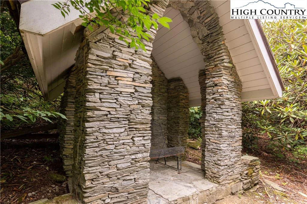 Image number 13 for the current listing