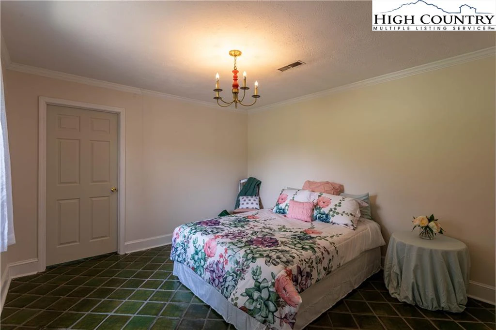 Image number 2 for the current listing