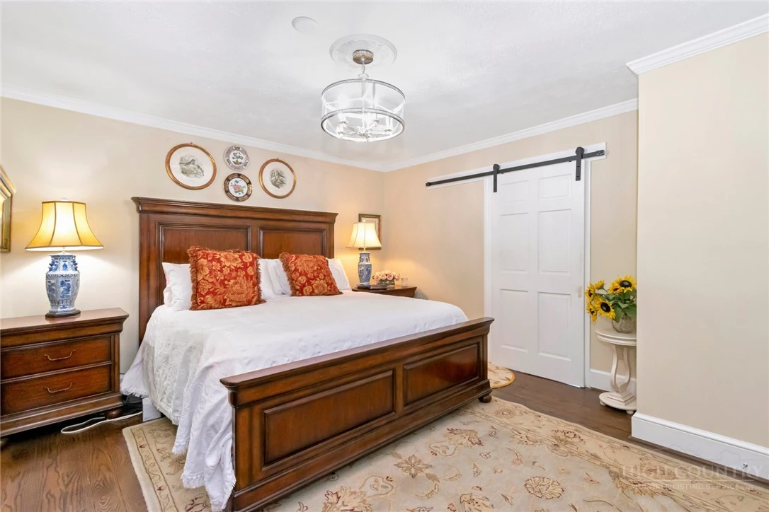 Image number 4 for the current listing