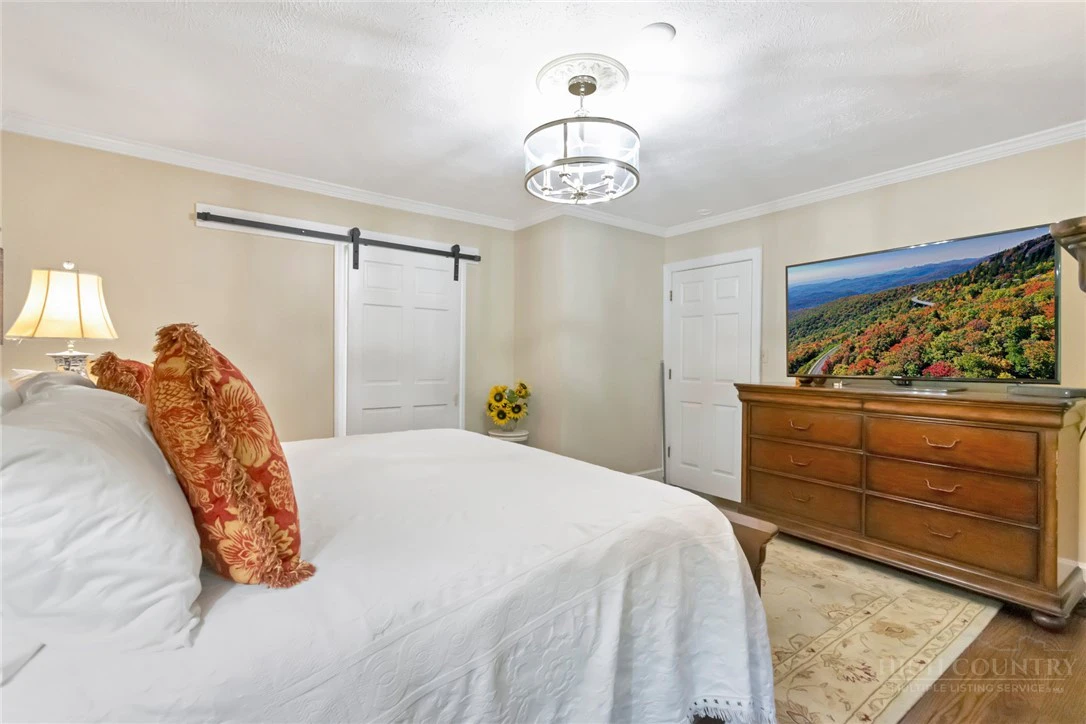Image number 5 for the current listing