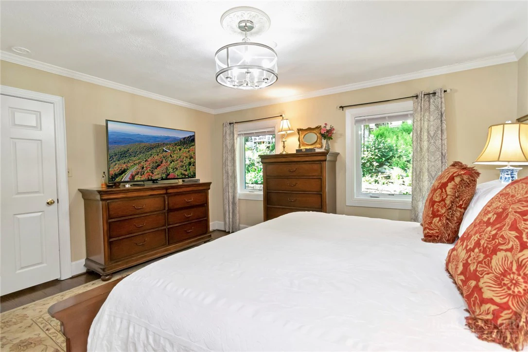 Image number 6 for the current listing