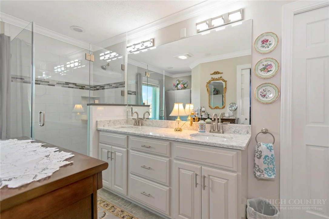 Image number 9 for the current listing