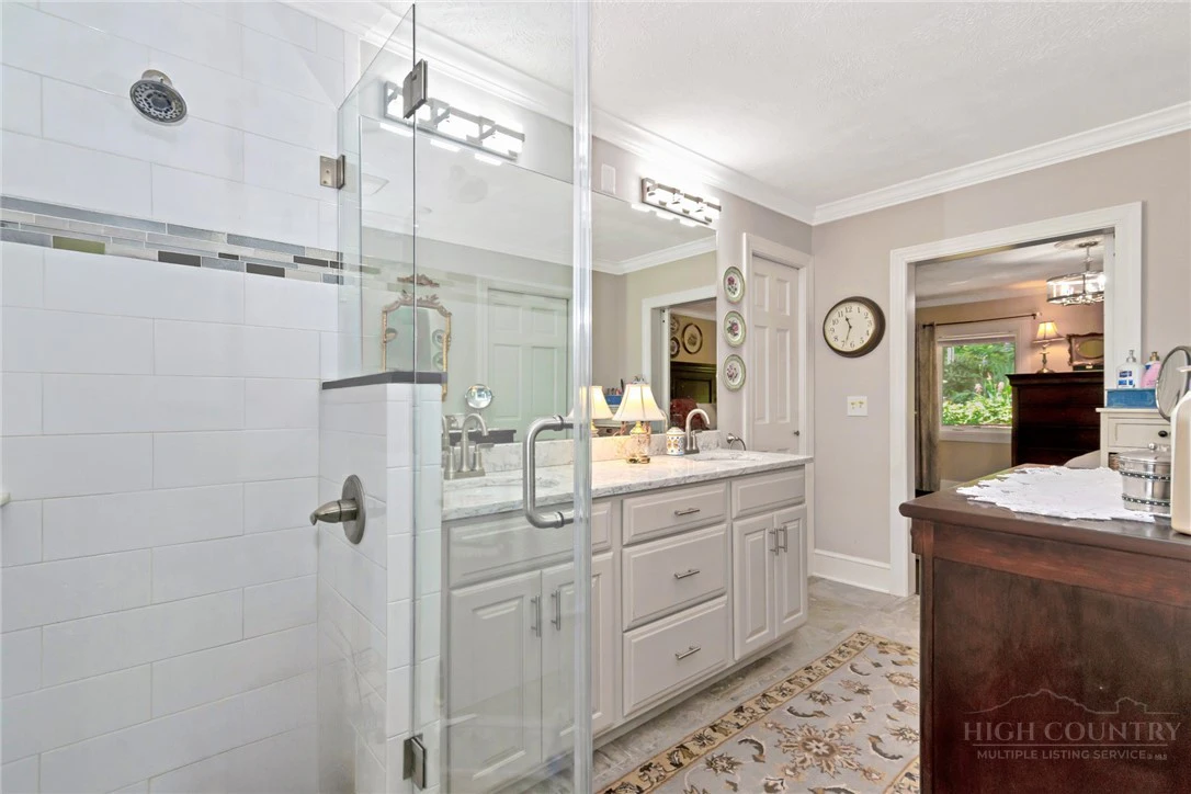 Image number 10 for the current listing