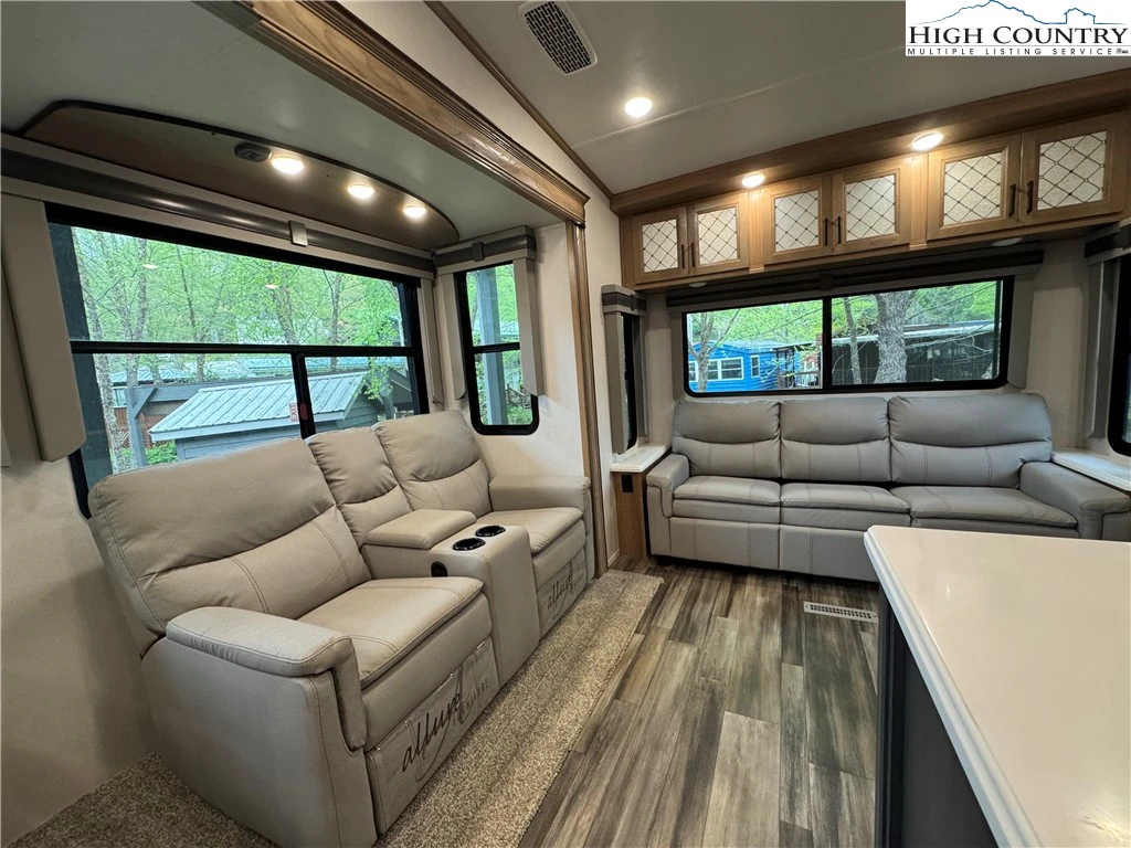Image number 24 for the current listing