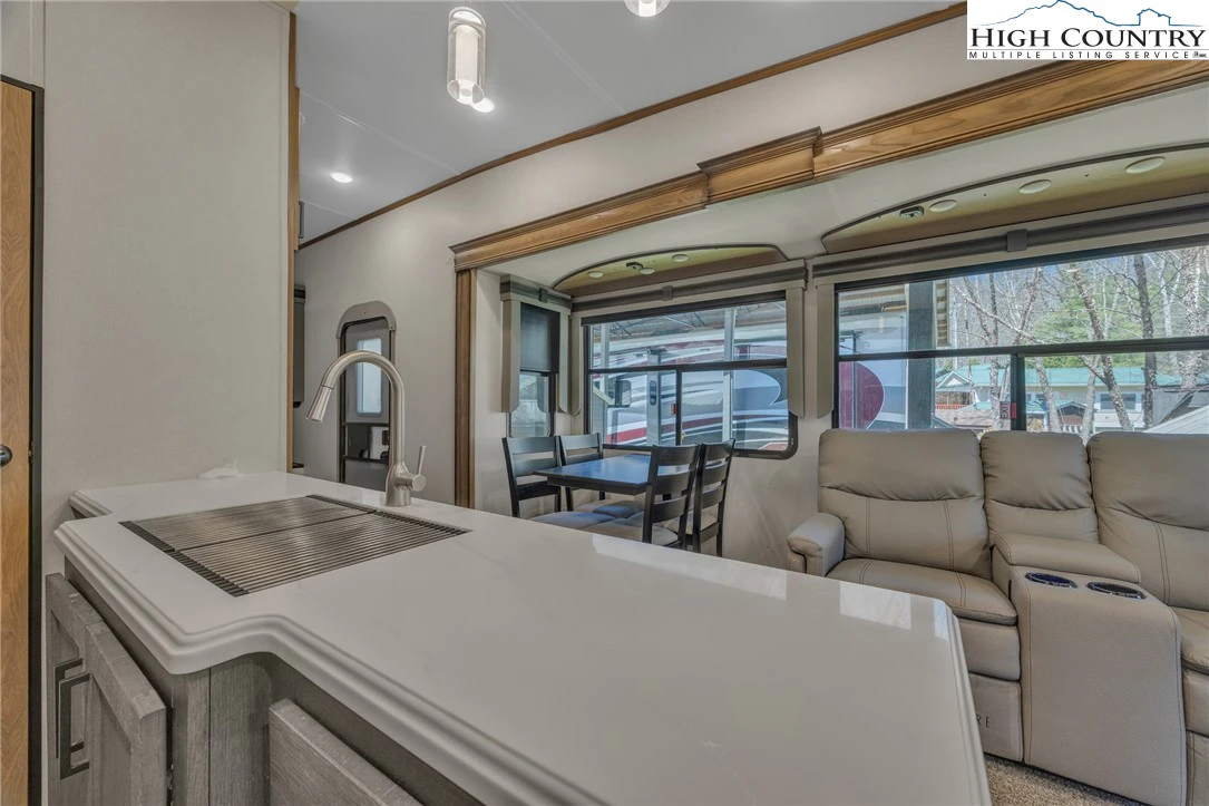 Image number 19 for the current listing