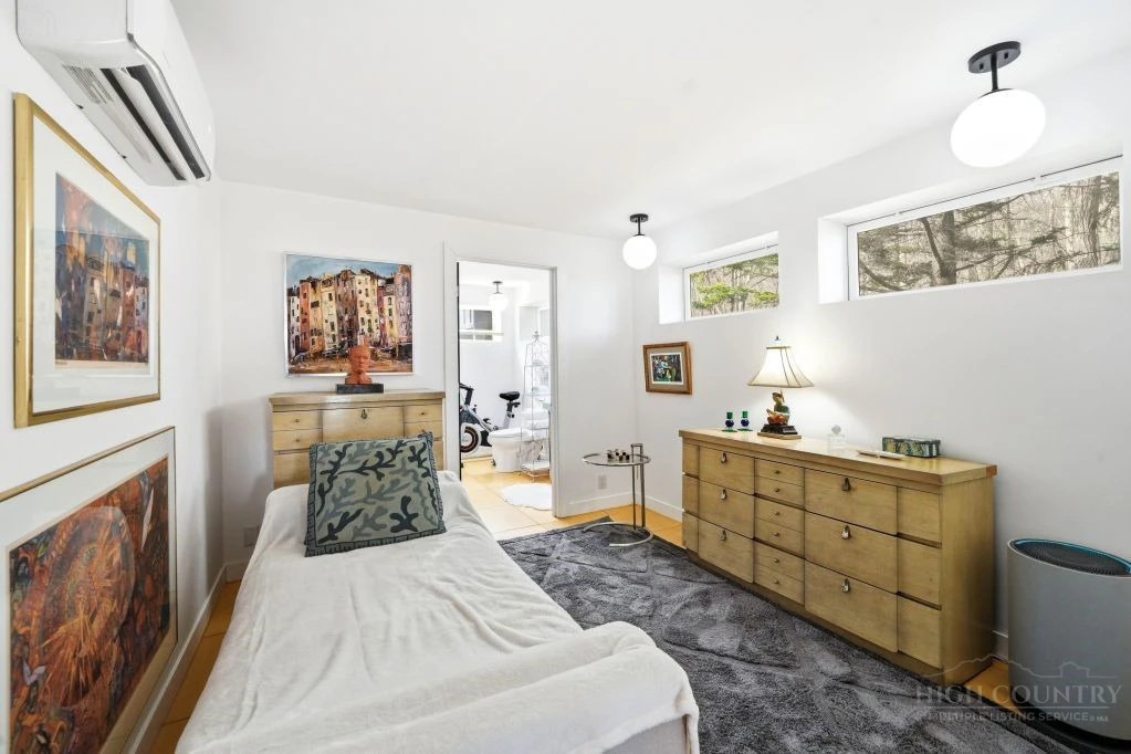 Image number 14 for the current listing