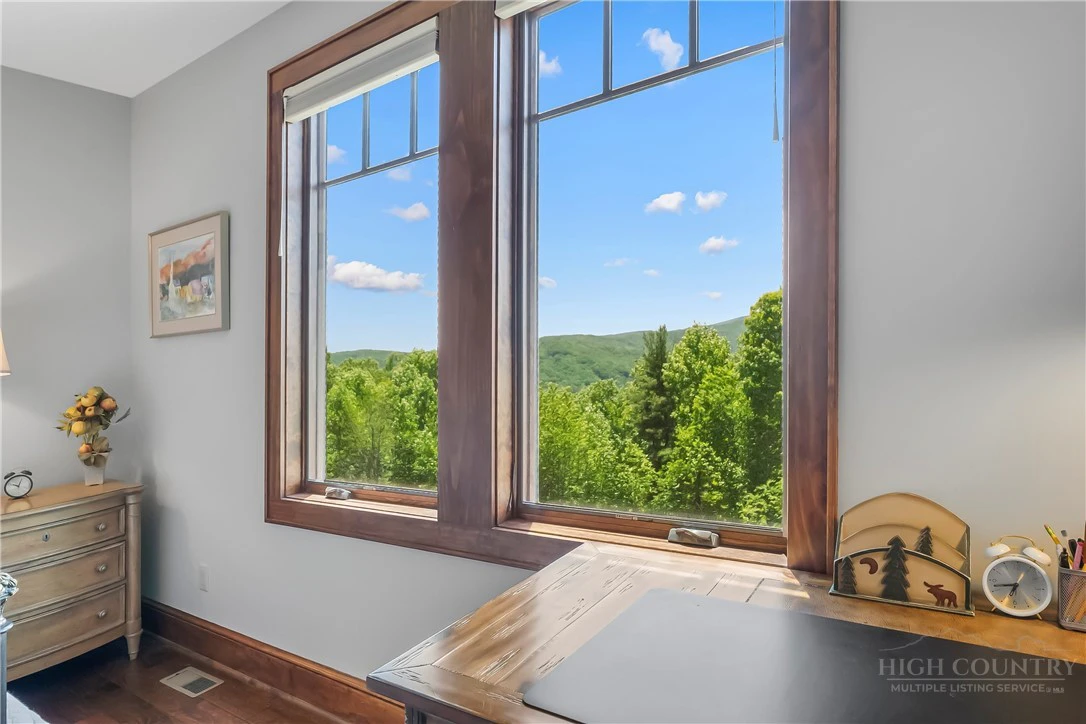 Image number 13 for the current listing