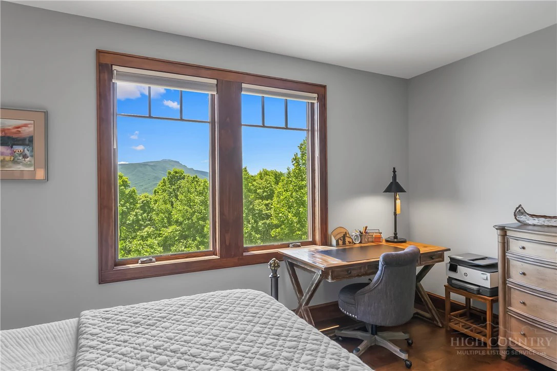 Image number 14 for the current listing