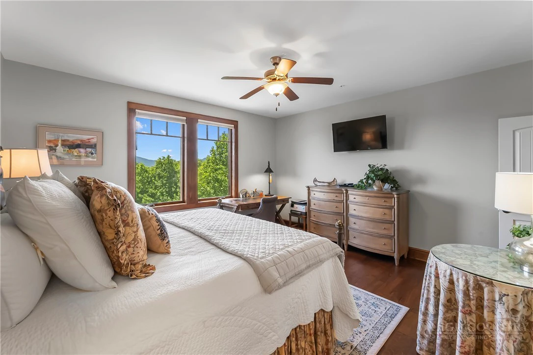 Image number 12 for the current listing