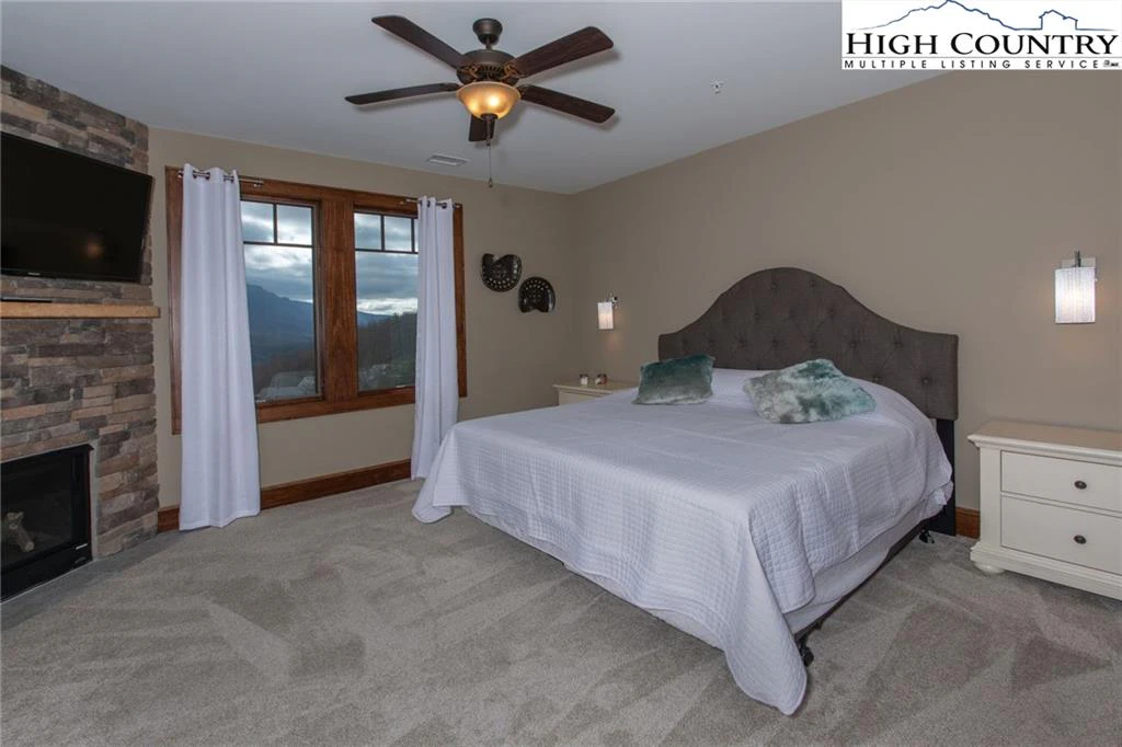 Image number 4 for the current listing