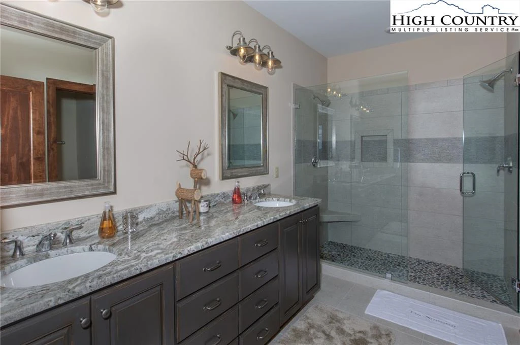 Image number 3 for the current listing