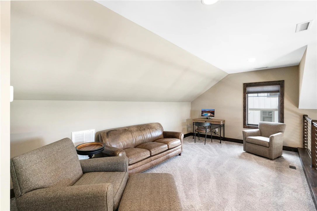 Image number 9 for the current listing